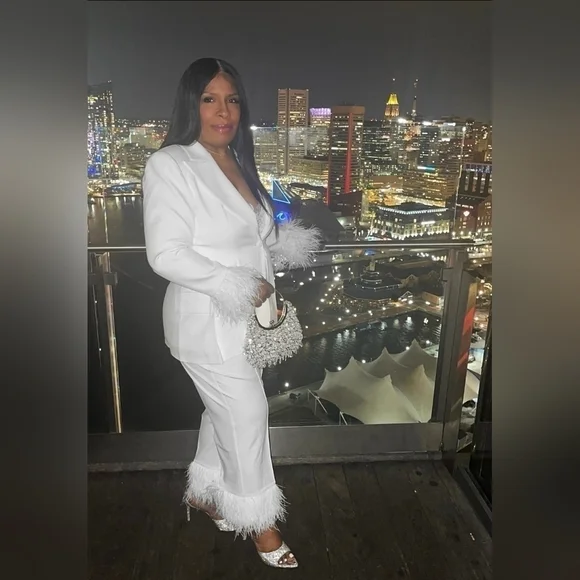 ☆☆Influencer Fave~Ellae' Lisque', "She Has Arrived White Feather Suit, Sz 1X - Picture 1 of 9